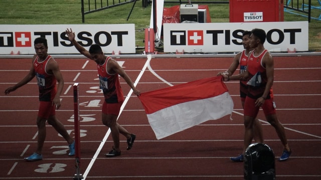 Tim putra Indonesia membawa bendera Indonesia usai pertandingan lari estafet kelas 4x 100m relay pada Asian Games 2018, Kamis (30/8/18). (Foto: Aditia Noviansyah/kumparan)