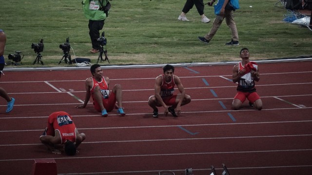Tim putra Indonesia usai pertandingan pada kelas 4x 100m relay di Asian Games 2018, Kamis (30/8/18). (Foto: Aditia Noviansyah/kumparan)