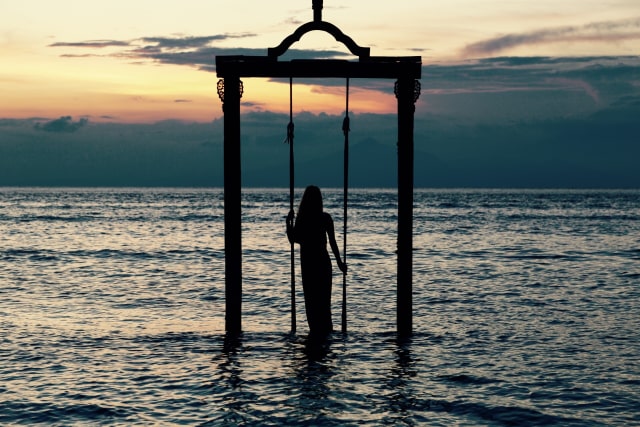 Ayunan di Pinggir Pantai Gili Trawangan (Foto: Flickr / Ursula R. Taylor)