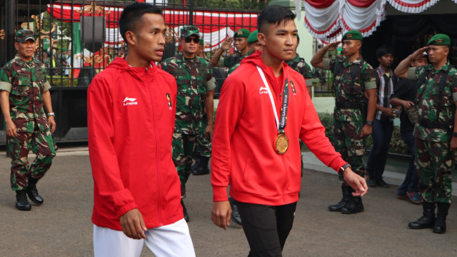 Rifki Ardiansyah Arrosyid (kanan) saat menjejakkan kaki kembali di Kota Pahlawan, Kamis (30/8). (Foto: Phaksy Sukowati /kumparan)