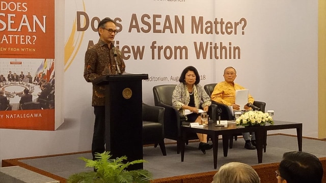 Mantan Menlu RI Marty Natalegawa dalam peluncuran bukunya, Kamis (30/8). (Foto: Denny Armandhanu/kumparan)