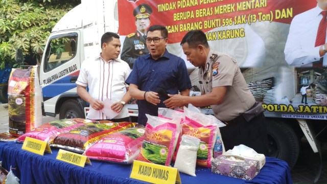 Polisi Bongkar Pemalsuan Merek Beras di Surabaya, Kamis (30/8). (Foto: Phaksy Sukowati/kumparan)