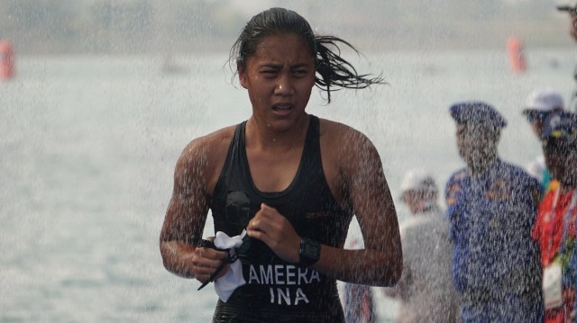 Triathlon putri Indonesia, Andi Ameera menembus finish dengan catatan waktu 2:38:54, Jumat (31/8/18). (Foto: Fanny Kusumawardhani/kumparan)