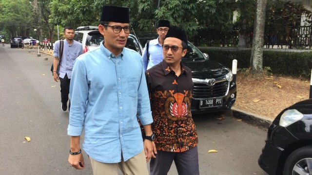 Sandiaga Uno (kiri) dan Yusuf Mansur (kanan) di Masjid At Taqwa, Kebayoran Baru, Jakarta Selatan, Jumat (31/8/18). (Foto: Raga Imam/kumparan)