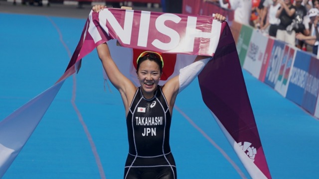 Yuko Takahashi, atlet triathlon putri Jepang saat berhasil memasuki finish pada laga final triathlon putri di Jakabaring Sport City,  Palembang, Jumat (30/8/18). (Foto: Fanny Kusumawardhani/kumparan)