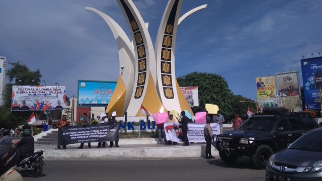 Aksi warga perihal #2019GantiPresiden di Bundaran Simpang Lima, Banda Aceh, Jumat (31/8/18). (Foto: Zuhri Noviandi/kumparan)
