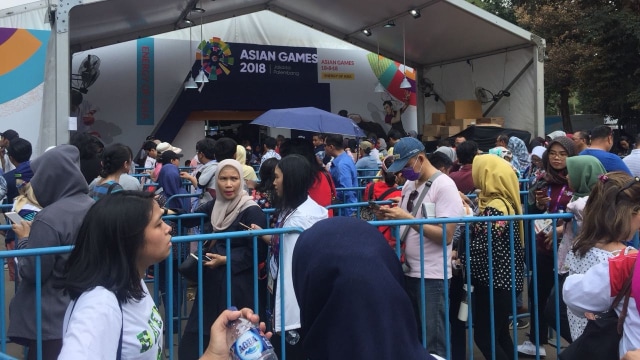 Antrean panjang di depan store INASGOC, Jumat, (31/8/18). (Foto: Elsa Toruan/kumparan)