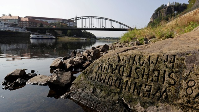 Batu kelaparan yang muncul akibat kemarau di Sungai Elbe terlihat di Decin, Republik Ceko. Foto: Reuters/David W Cerny