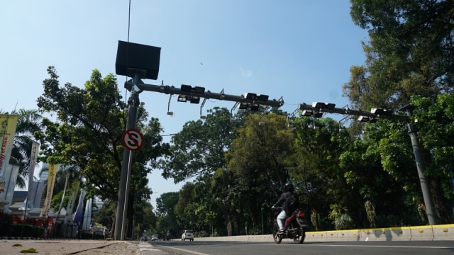 Kendaraan bermotor melintasi gerbang jalan berbayar atau Electronic Road Pricing (ERP) di Jalan Medan Merdeka Barat, Jakarta, Jumat (31/8). Foto: Jamal Ramadhan/Kumparan