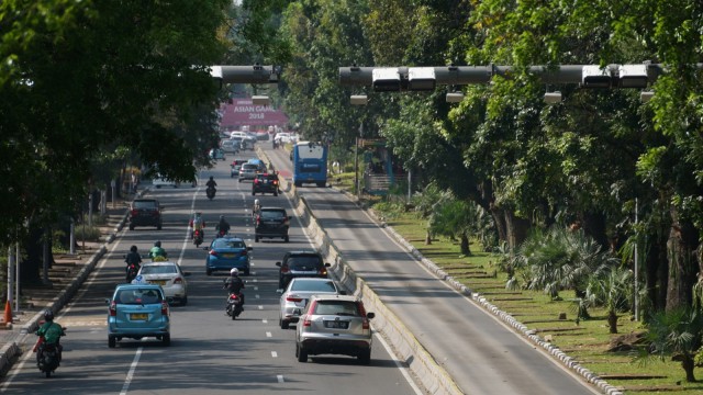 Kendaraan bermotor melintasi gerbang jalan berbayar atau Electronic Road Pricing (ERP) di Jalan Medan Merdeka Barat, Jakarta, Jumat (31/8). (Foto: Jamal Ramadhan/Kumparan)