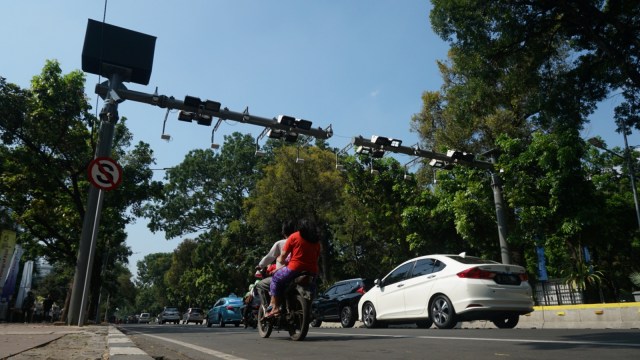 Kendaraan bermotor melintasi gerbang jalan berbayar atau Electronic Road Pricing (ERP) di Jalan Medan Merdeka Barat, Jakarta, Jumat (31/8). Foto: Jamal Ramadhan/Kumparan