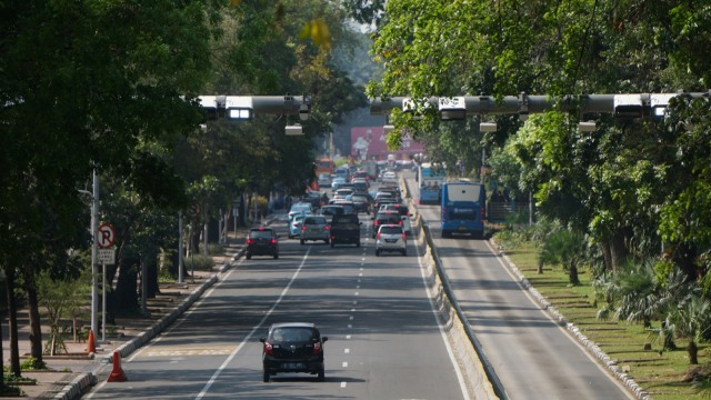 Kendaraan bermotor melintasi gerbang jalan berbayar atau Electronic Road Pricing (ERP) di Jalan Medan Merdeka Barat, Jakarta, Jumat (31/8). (Foto: Jamal Ramadhan/Kumparan)