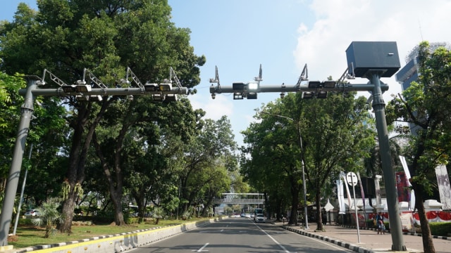 Kendaraan bermotor melintasi gerbang jalan berbayar atau Electronic Road Pricing (ERP) di Jalan Medan Merdeka Barat, Jakarta, Jumat (31/8). (Foto: Jamal Ramadhan/Kumparan)