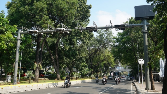 Kendaraan bermotor melintasi gerbang jalan berbayar atau Electronic Road Pricing (ERP) di Jalan Medan Merdeka Barat, Jakarta, Jumat (31/8). Foto: Jamal Ramadhan/Kumparan
