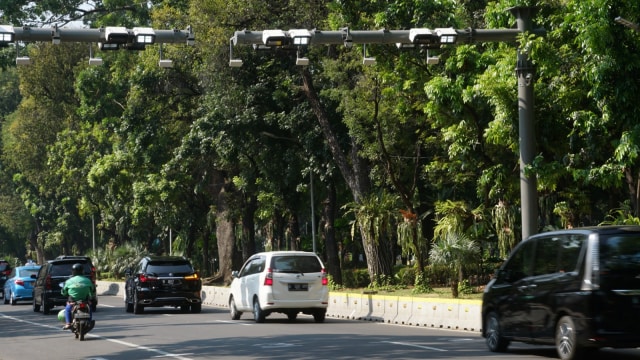 Kendaraan bermotor melintasi gerbang jalan berbayar atau Electronic Road Pricing (ERP) di Jalan Medan Merdeka Barat, Jakarta, Jumat (31/8). (Foto: Jamal Ramadhan/Kumparan)