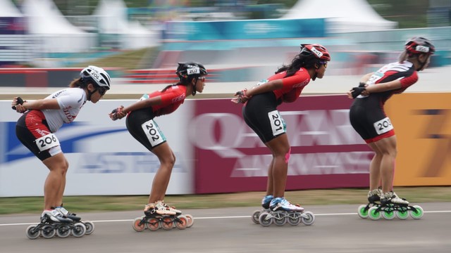 Atlet sepatu roda putri Indonesia pada final nomor putri 20 km di Jakabaring Sport City,  Palembang,  Sumatera Selatan,  Jumat (31/8). Foto: Fanny Kusumawardhani/kumparan