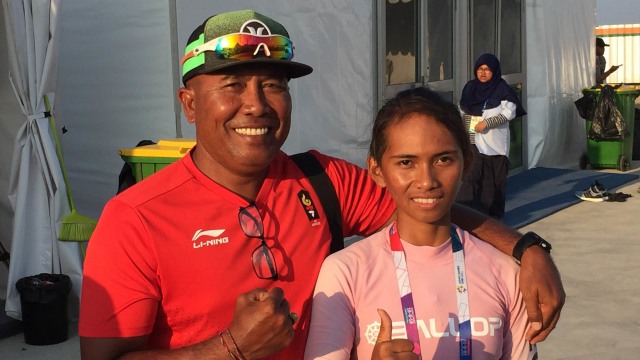 I Wayan Sujana dan atletnya, Nenni Marlini. (Foto: Sandi Firdaus/kumparan)