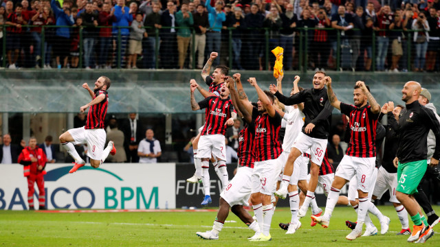 Skuat AC Milan rayakan kemenangan atas AS Roma. (Foto: REUTERS/Stefano Rellandini)