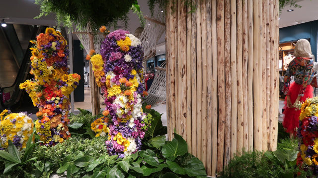Instalasi taman bunga di setiap lantai (Foto: dok. Intan Kemala Sari/kumparan)