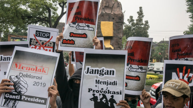Massa yang tergabung dalam Forum Pasundan Bergerak melakukan aksi unjuk rasa menolak gerakan deklarasi 2019 Ganti Presiden di Depan Pusdai Bandung, Jawa Barat, Selasa (7/8). (Foto: ANTARA FOTO/Novrian Arbi)