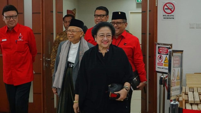 Ketum PDIP Megawati Soekarnoputri dan bakal Cawapres Ma'ruf Amin tiba di Rakornas PDIP di Jakarta, Sabtu (9/1/2018). (Foto: Jamal Ramadhan/kumparan)