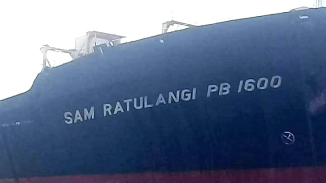 Kapal Sam Ratulagi PB 1600 berbendera Indonesia ditemukan di pinggir pantai Yangon, Myanmar. (Foto: Facebook/Yangon Police)