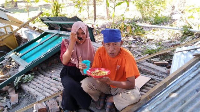 Muhammad Rukman (kanan) saat menjadi relawan di Lombok. (Foto: Dok. Mapala UNISI)