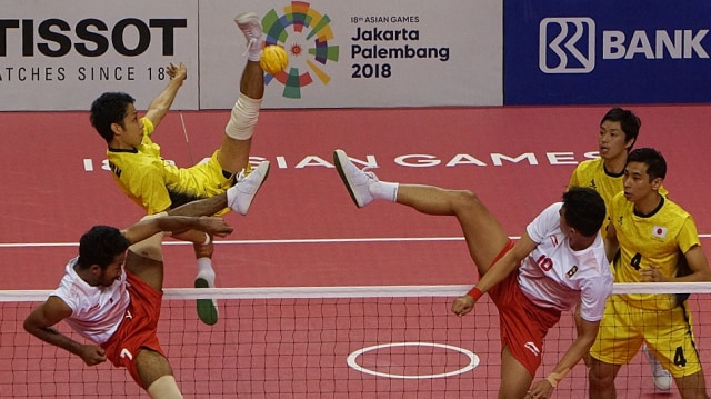 Atlet sepaktakraw putra Indonesia berlaga pada final nomor quadrant putra di Jakabaring Sport City, Palembang, Sumatera Selatan, Sabtu (1/9/2018). (Foto: Fanny Kusumawardhani/kumparan)