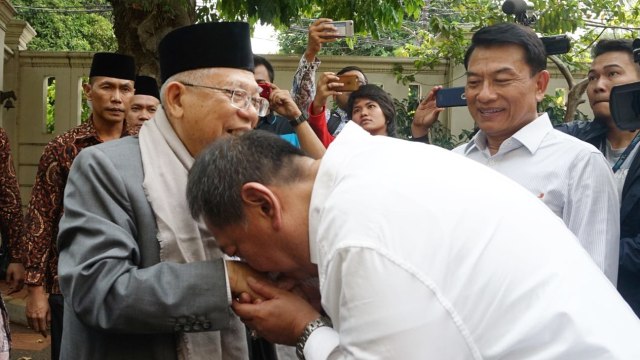 Moeldoko, dan Moeldoko menyambut kehadiran Ma'ruf Amin di rumah Cemara, Sabtu (1/9/2018). (Foto: Jamal Ramadhan/kumparan)
