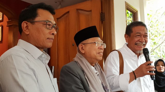 Calon wakil presiden Prof. Dr. K. H. Ma'ruf Amin (tengah) didampingi Kepala Staf Presiden Moeldoko (kiri) dan Mantan Wakil Gubernur Jawa Barat Deddy Mizwar menjawab pertanyaan wartawan di Jakarta, Sabtu (1/9/2018). (Foto: Istimewa)