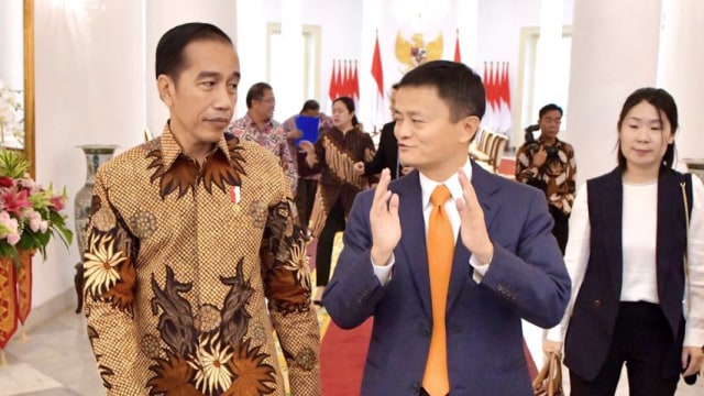 Presiden Joko Widodo berbincang dengan pendiri Alibaba, Jack Ma di Istana Bogor, Sabtu (1/9/2018). (Foto: Agus Suparto - Presidential Palace)