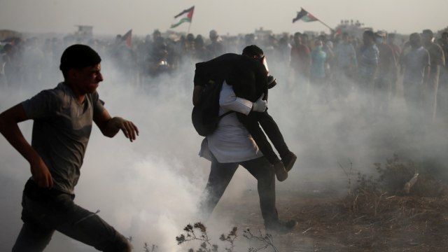 Bentrokan warga Palestina dan tentara Israel di pagar perbatasan antara Israel dan Gaza. (Foto: Reuters/Ibraheem Abu Mustafa)