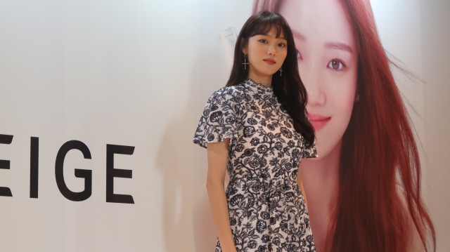 Lee Sung Kyung cantik dengan dress monokrom (Foto: dok. Intan Kemala Sari/kumparan)