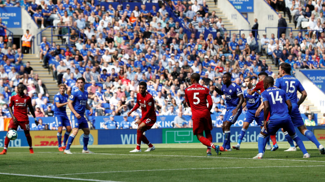 Firmino mencetak gol kedua Liverpool di laga vs Leicester. (Foto: REUTERS/Darren Staples)