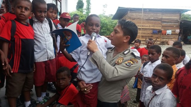 Bripol I Nyoman Mudiarsa Ajarkan Siswa di Pedalaman Papua Mencintai Indonesia 