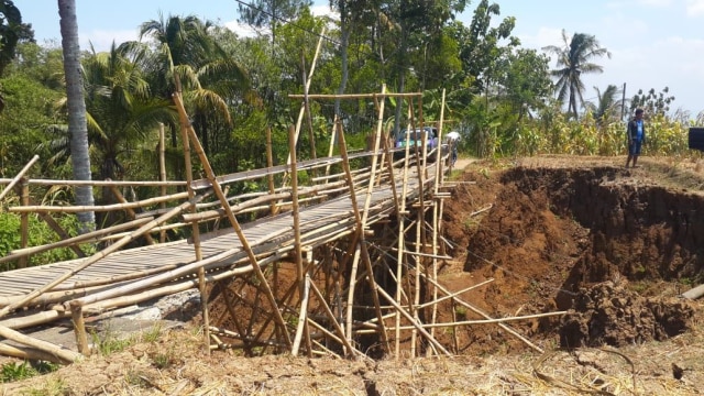 Jembatan bambu darurat hanya bisa dilewati oleh satu mobil. (Foto: Reza Abineri/ PanturaPost)