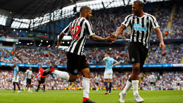 Yedlin dan Rondon rayakan gol di laga vs Manchester City. (Foto: Reuters/Jason Cairnduff )