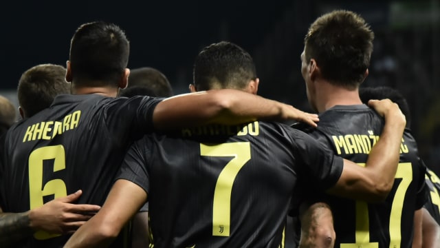 Pemain Juventus rayakan gol Mandzukic. (Foto: Marco BERTORELLO / AFP)