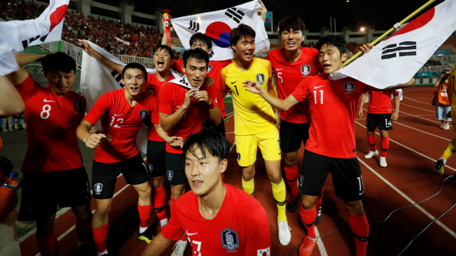 Selebrasi Timnas Korsel usai raih gelar juara sepak bola putra Asian Games 2018. Foto: REUTERS/Darren Whiteside