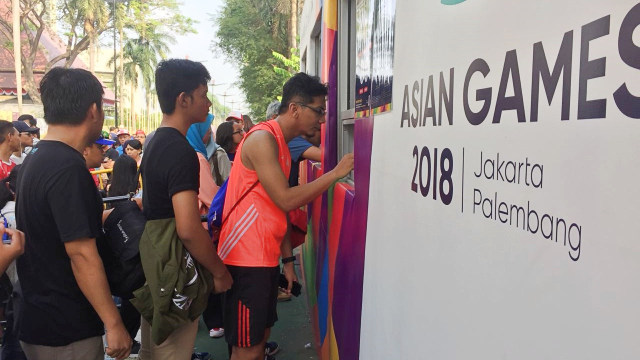 Antrean panjang pembelian tiket festival Asian Games, Minggu (2/9/2018). (Foto: Raga Imam/kumparan)