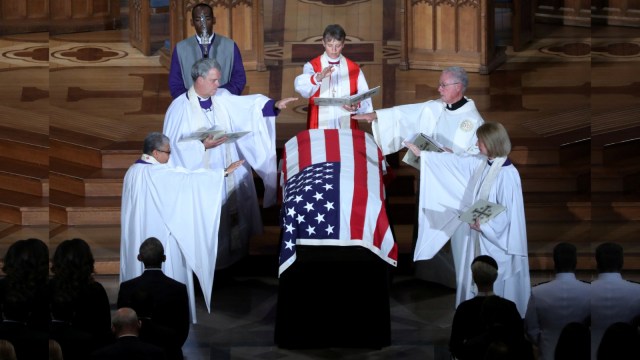 Peti jenazah tersebut diberkati di upacara peringatan Senator AS John McCain (R-AZ) di National Cathedral di Washington, AS, Sabtu (1/9/2018). (Foto: Reuters/Chris Wattie)