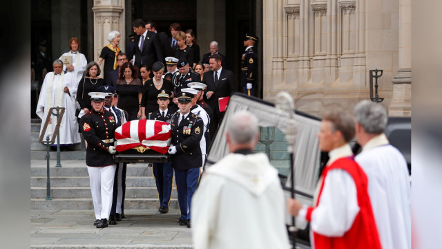 Sebuah Penjaga membawa peti mati mendiang Senator John McCain dari Katedral Nasional Washington di Washington, AS, Sabtu (1/9/2018). (Foto: Reuters/Eric Thayer)