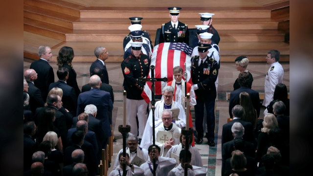 Peti mati meninggalkan upacara pemakaman Senator AS John McCain (R-AZ) di National Cathedral di Washington, AS, Sabtu (1/9/2018). (Foto: Reuters/Chris Wattie)