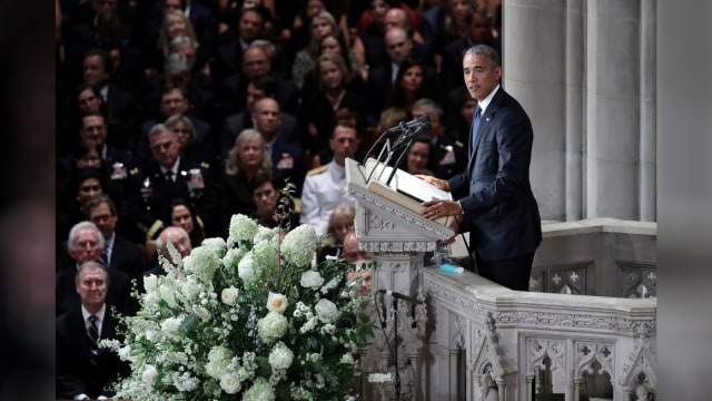 Mantan Presiden AS Barack Obama berbicara di upacara peringatan Senator AS John McCain (R-AZ) di National Cathedral di Washington, Sabtu (1/9/2018). (Foto: Reuters/Marvin Joseph)
