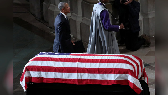 Mantan Presiden AS Barack Obama berjalan melewati peti mati di upacara peringatan Senator AS John McCain (R-AZ) di National Cathedral di Washington, AS, Sabtu (1/9/2018). (Foto: Reuters/Chris Wattie)