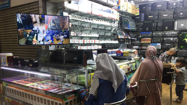 Barang elektronik di pasar Glodok. (Foto: Elsa Toruan/kumparan)