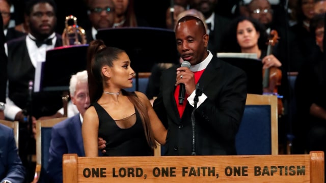 Uskup Charles H. Ellis III dan Ariana Grande (Foto: REUTERS/Mike Segar)