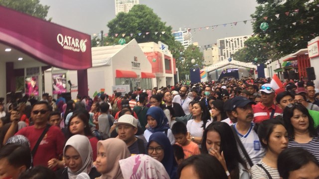 Penonton acara closing ceremony bergerak ke pintu zona Kaka karena pintu zona Bhin-bhin sudah penuh. (Foto: Sandi Firdaus/kumparan)