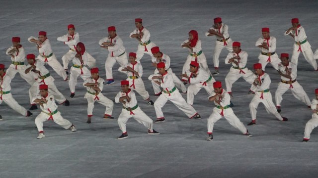 Penampilan pencak silat jelang penutupan Asian Games 2018 di GBK, Jakarta, Minggu (2/9). (Foto: Fanny Kusumawardhani/kumparan)