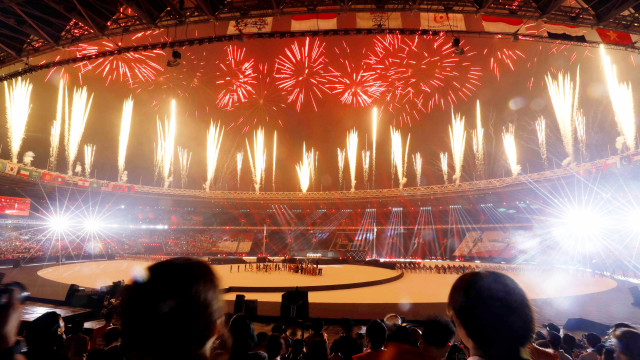 Kembang api pada penutupan Asian Games di GBK, Jakarta, Minggu (2/9). (Foto: Reuters/Darren Whiteside)